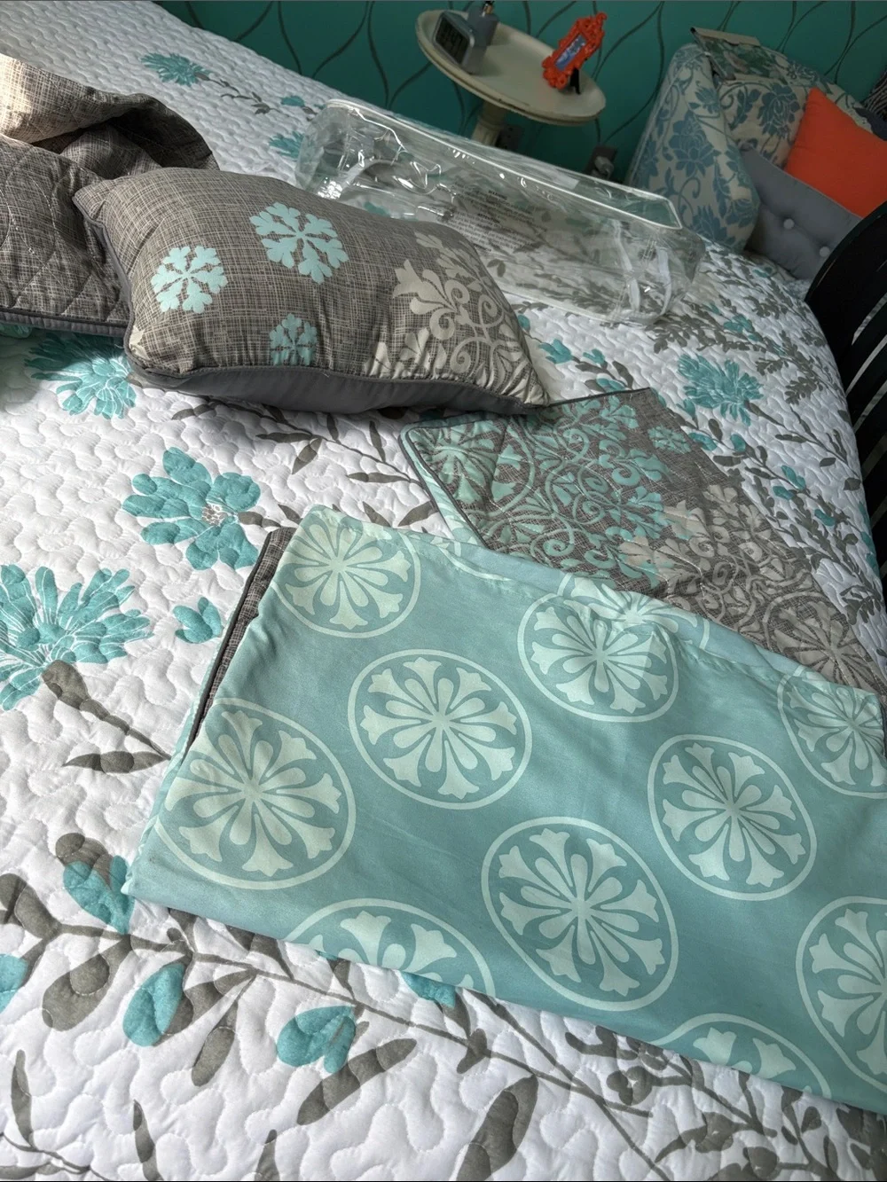 Madison Park Gray and Aqua Damask reversible 4 piece Quilt Set
